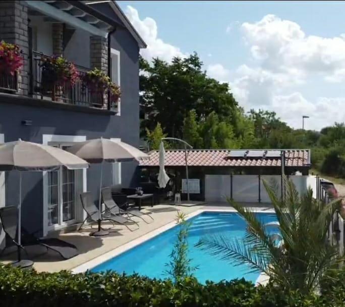 Lavanda House With Apartments Buje Luaran gambar