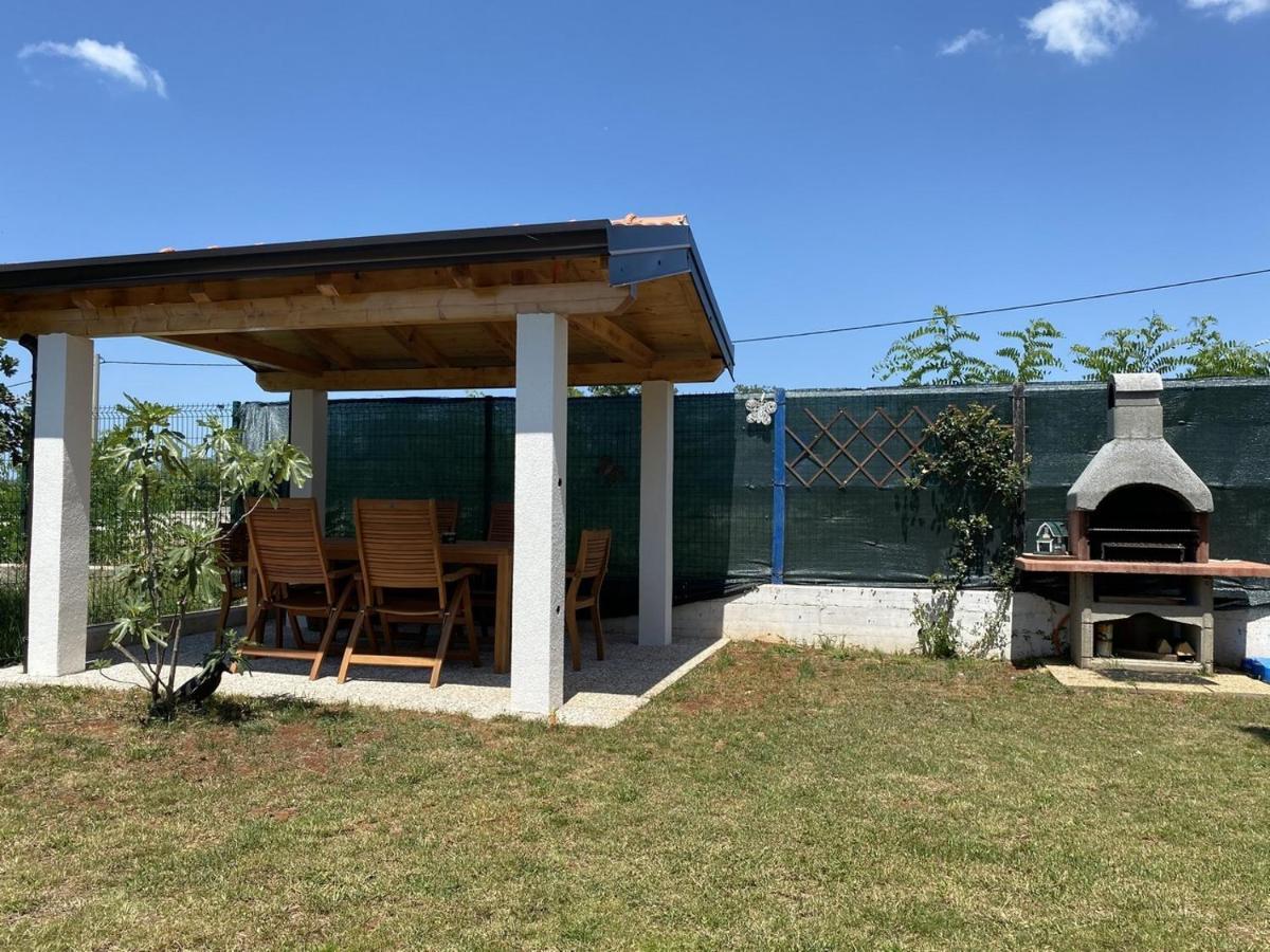Lavanda House With Apartments Buje Luaran gambar