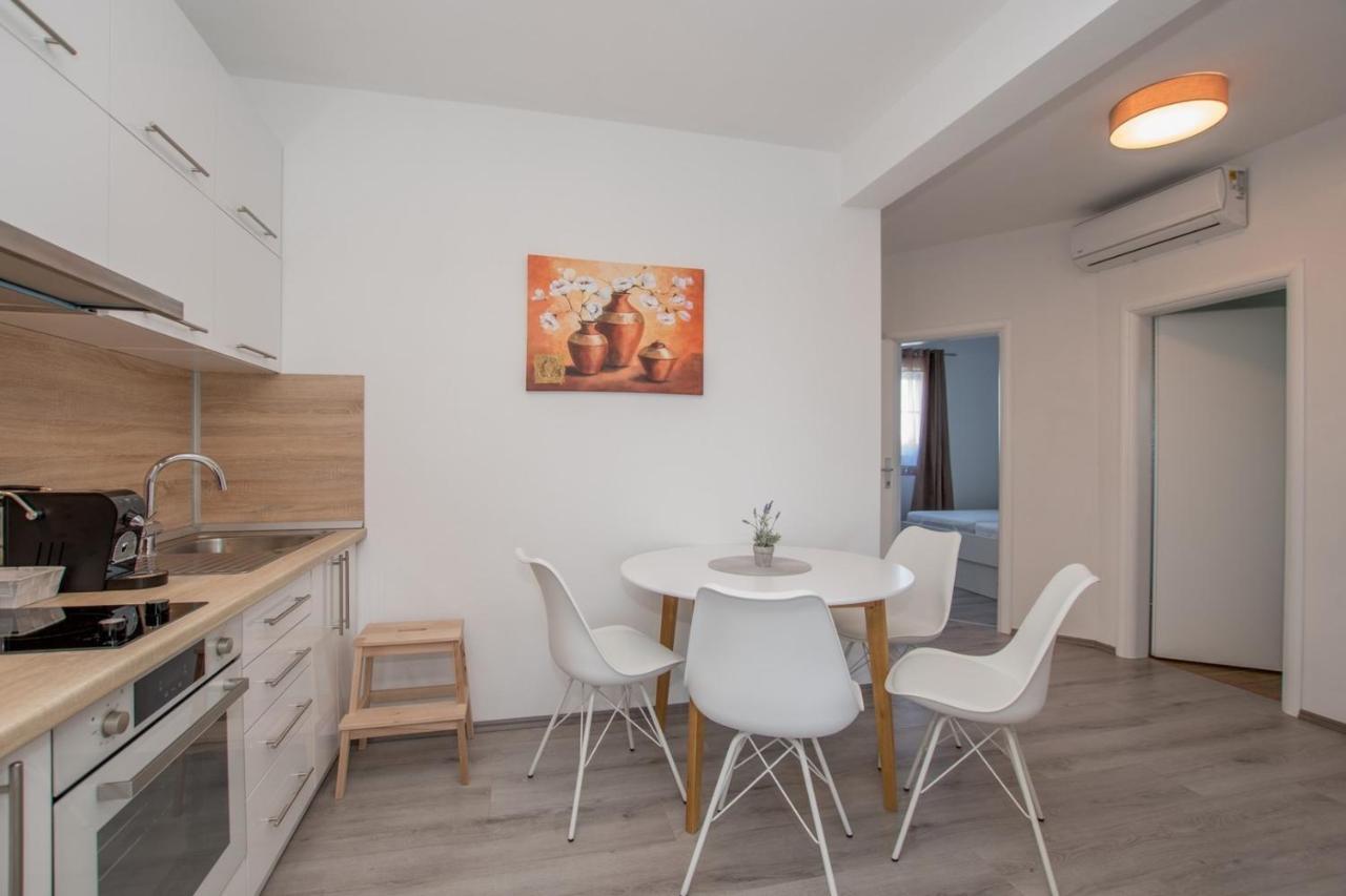Lavanda House With Apartments Buje Luaran gambar