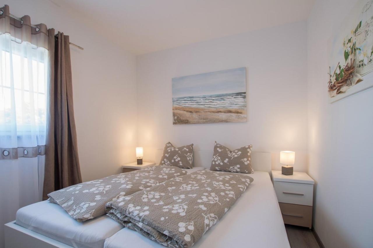 Lavanda House With Apartments Buje Luaran gambar