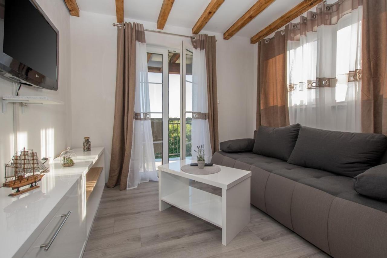 Lavanda House With Apartments Buje Luaran gambar