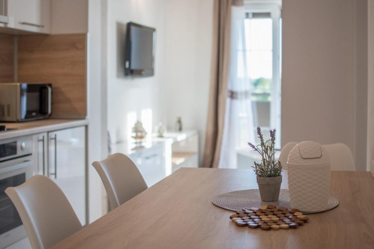 Lavanda House With Apartments Buje Luaran gambar