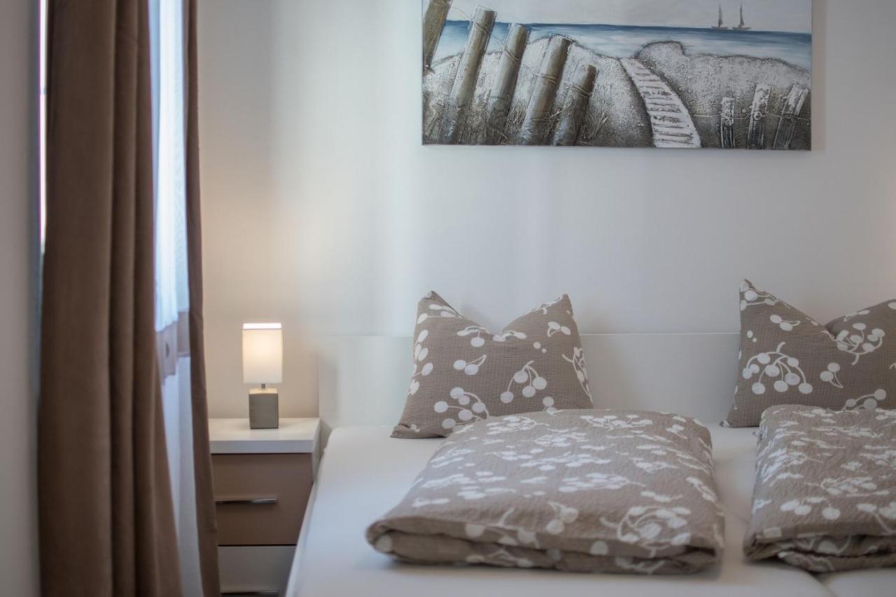 Lavanda House With Apartments Buje Luaran gambar